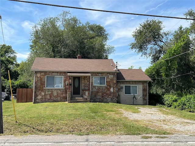 view of front of property featuring a front lawn