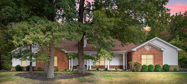 view of front facade with a yard