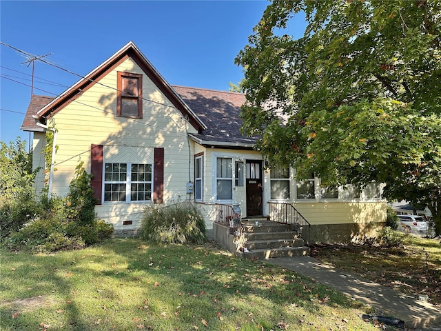 view of front facade with a front yard