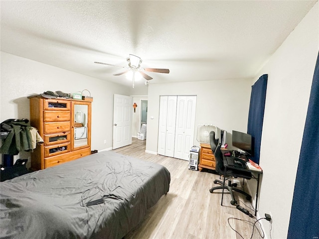 bedroom featuring a closet, ceiling fan, a textured ceiling, and light hardwood / wood-style flooring