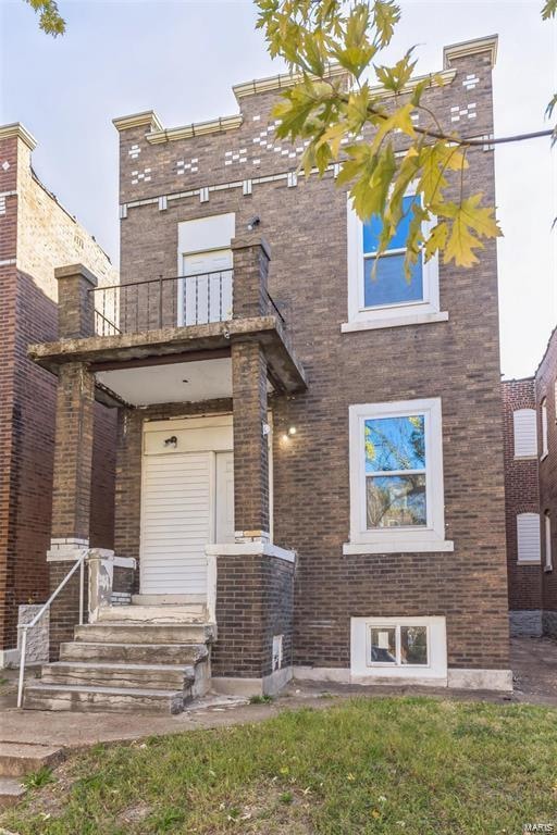 view of front of property with a balcony