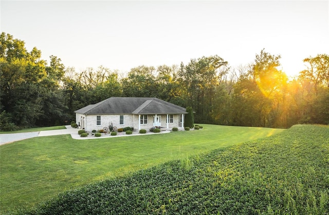 view of front facade featuring a lawn