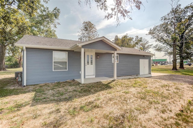 ranch-style house with a front yard