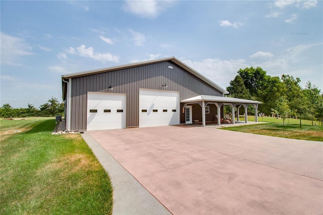 view of side of property featuring a lawn