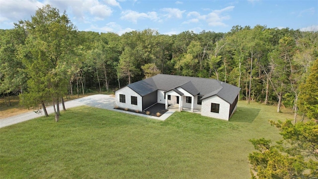 view of front of home featuring a front lawn