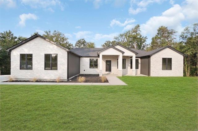 view of front of property featuring a front yard