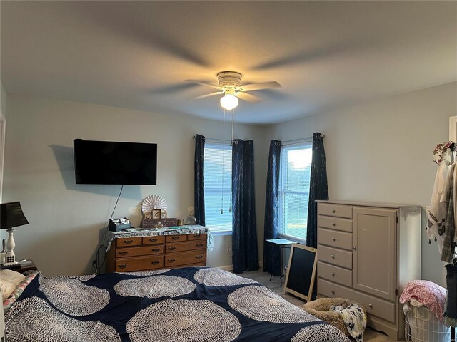 bedroom with ceiling fan