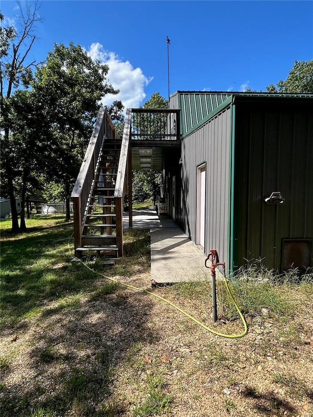 view of outdoor structure with a yard