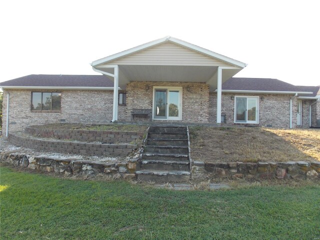 view of front of property featuring a front lawn