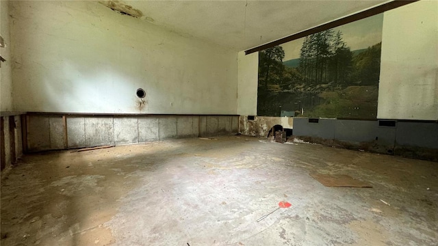 empty room featuring concrete floors