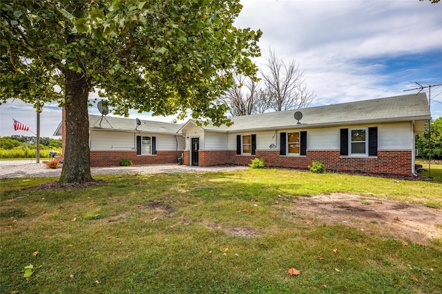 single story home with a front lawn