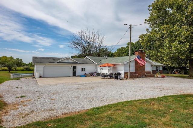 view of front facade featuring a front lawn and a garage