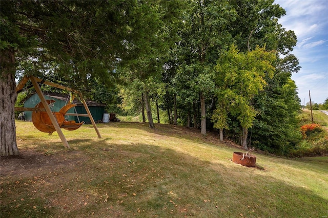 view of yard with an outdoor structure