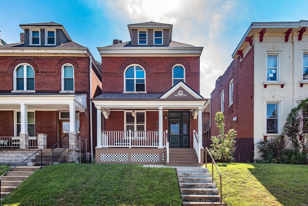 view of front of home featuring a porch and a front lawn