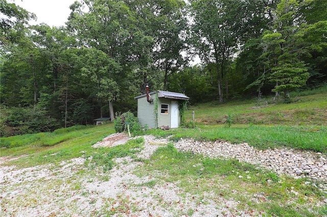 view of yard with a storage shed