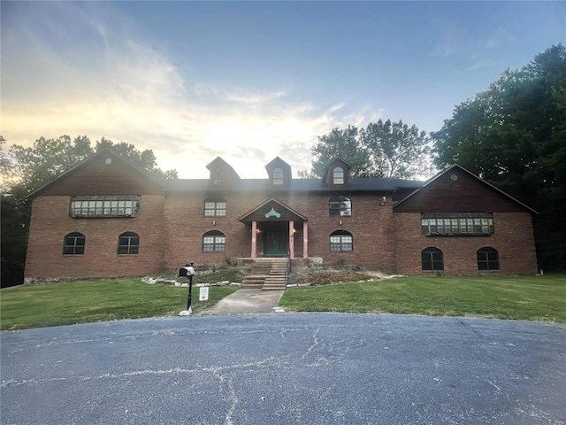 view of front of house featuring a lawn