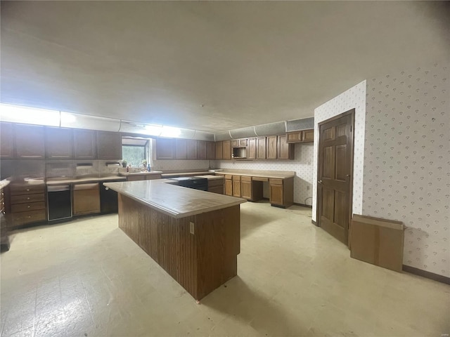 kitchen featuring a breakfast bar and a large island