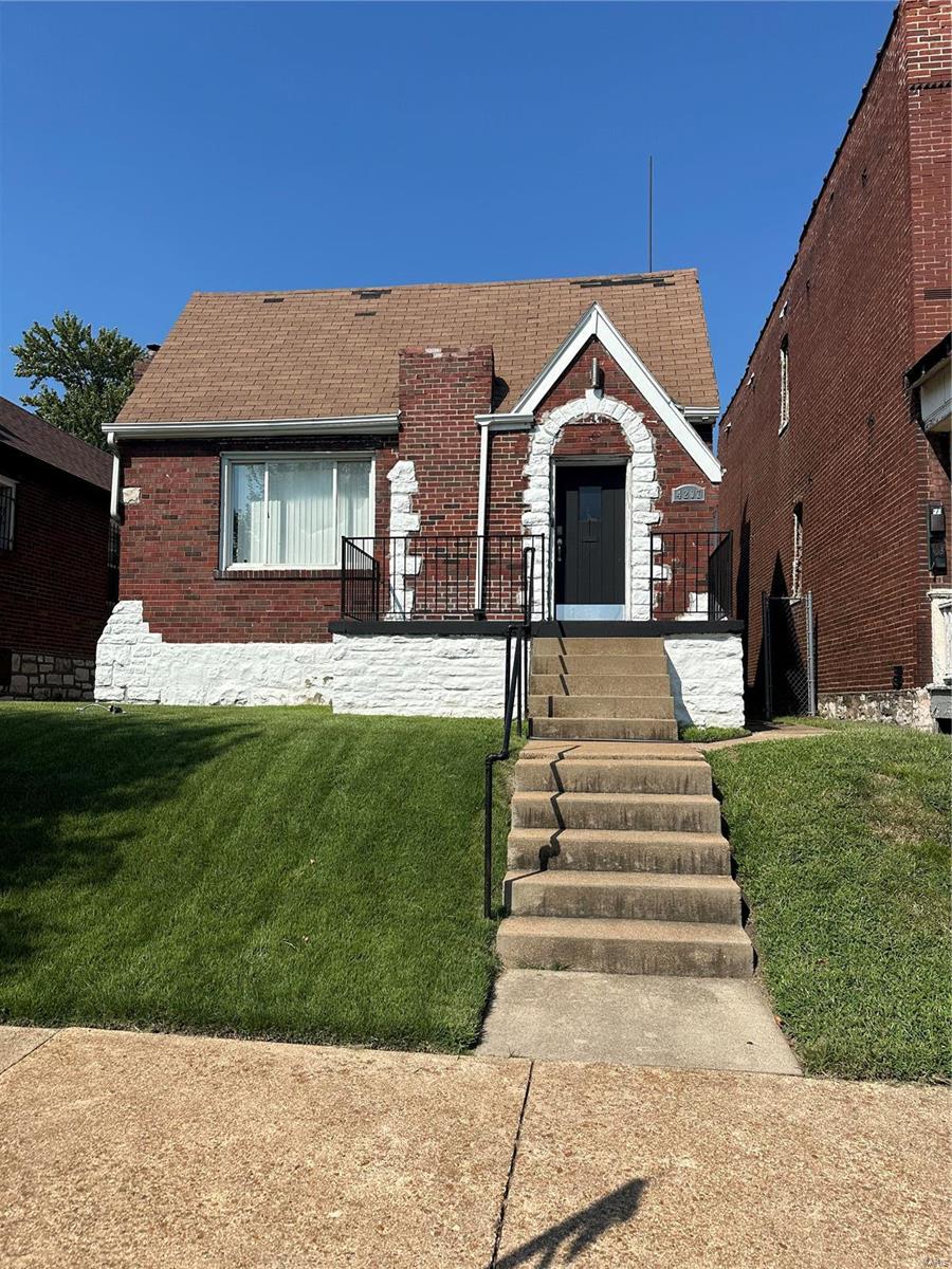 view of front of home featuring a front yard