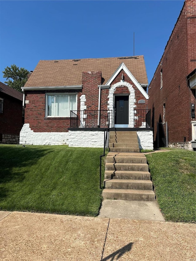 view of front of home featuring a front yard