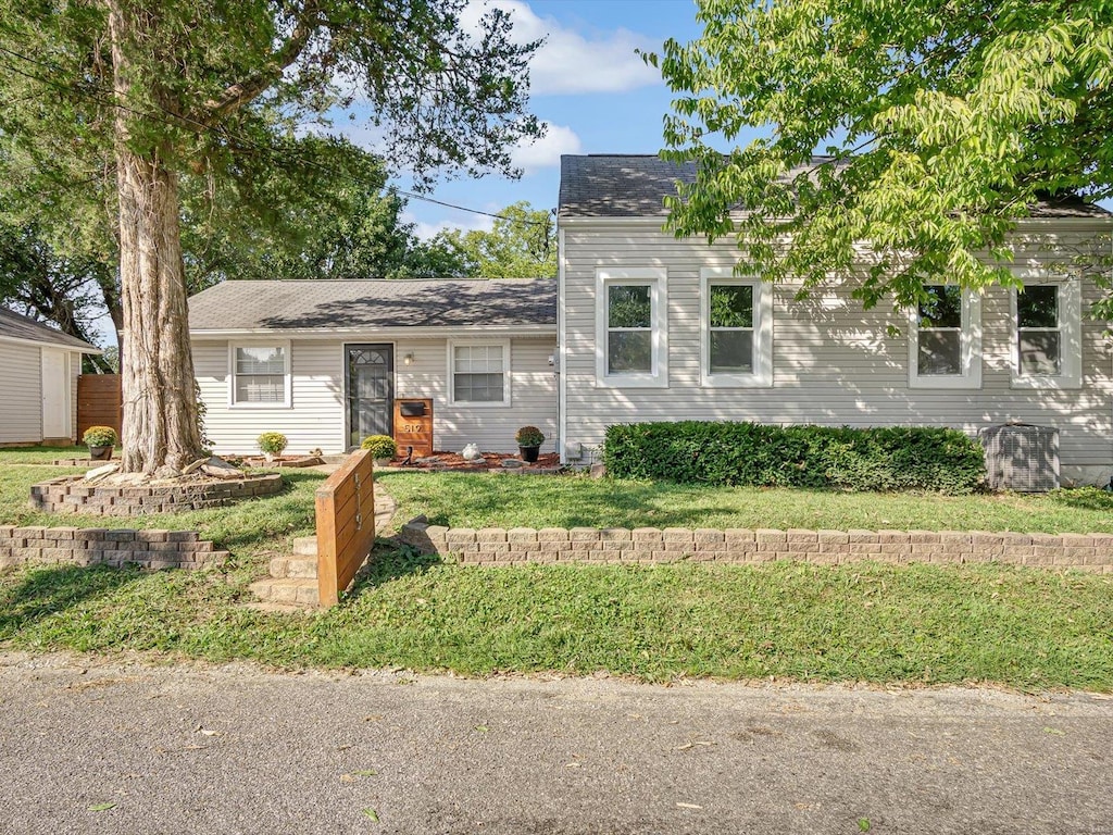 view of front facade with a front yard