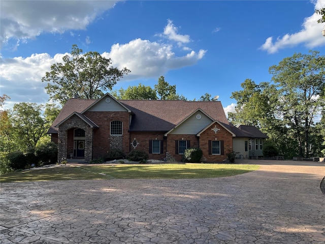 view of front facade featuring a front yard