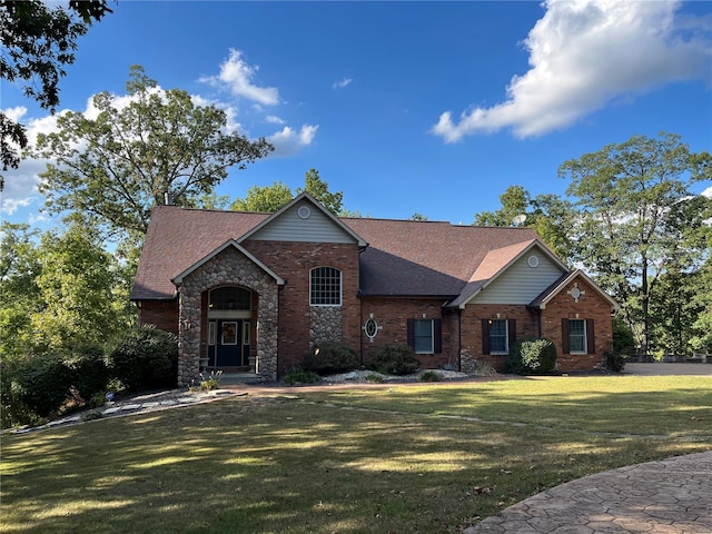 view of front of property featuring a front lawn