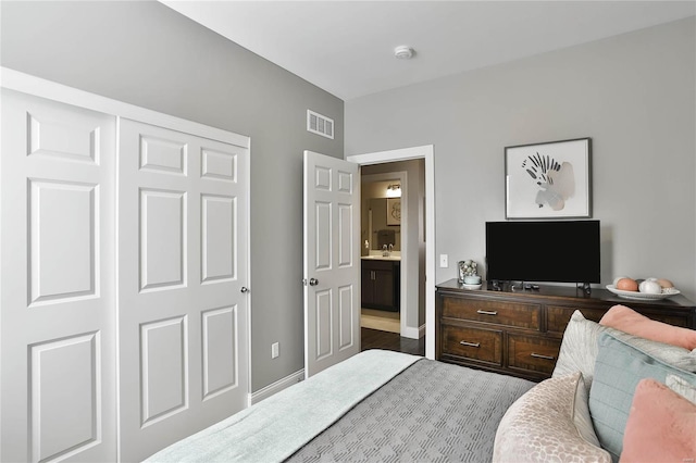 bedroom featuring carpet flooring and a closet