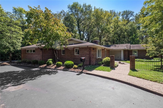 single story home with a front lawn