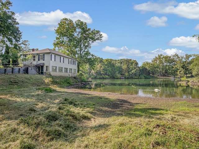 view of yard featuring a water view