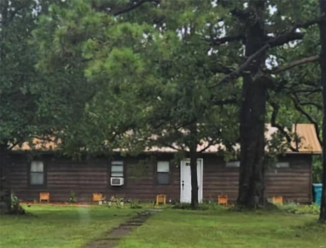 view of front facade with a front lawn