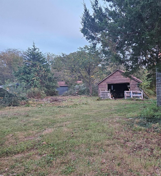 view of yard with an outbuilding