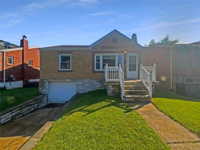 view of front facade featuring a garage and a front lawn