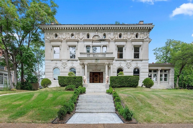 view of front of property with a front yard