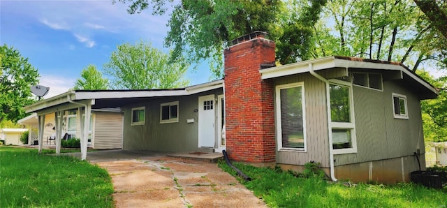 view of front of property featuring a carport