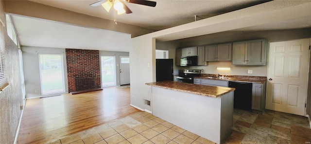 kitchen featuring black appliances, sink, gray cabinets, ceiling fan, and light wood-type flooring