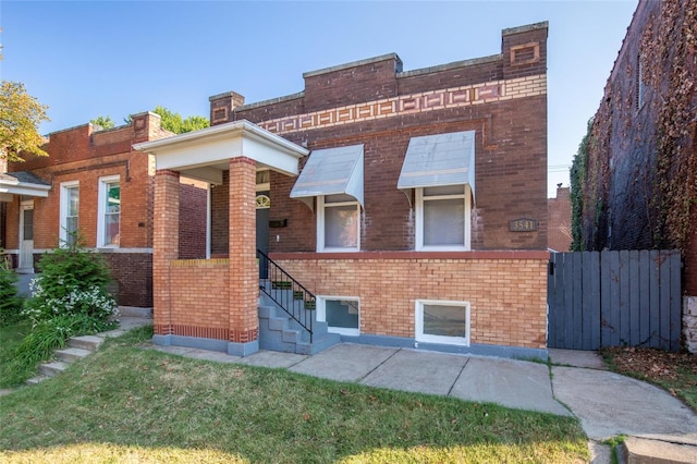 view of front of house with a front lawn