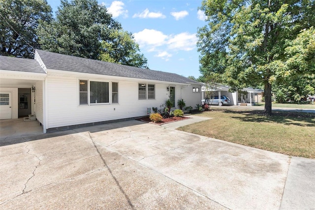 ranch-style house featuring a front lawn and a carport