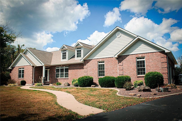 view of front of home featuring a front yard