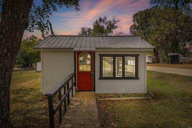 exterior space featuring a lawn