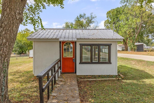 view of outdoor structure featuring a yard