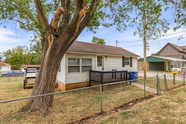 view of front of house featuring a front yard