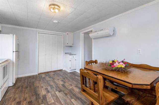 dining space featuring ornamental molding, dark wood-type flooring, and a wall unit AC