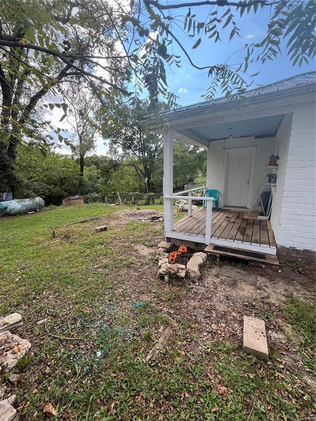 view of yard with a storage unit