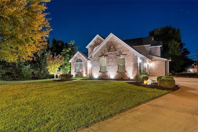 view of front property featuring a lawn