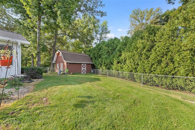 view of yard featuring a storage shed