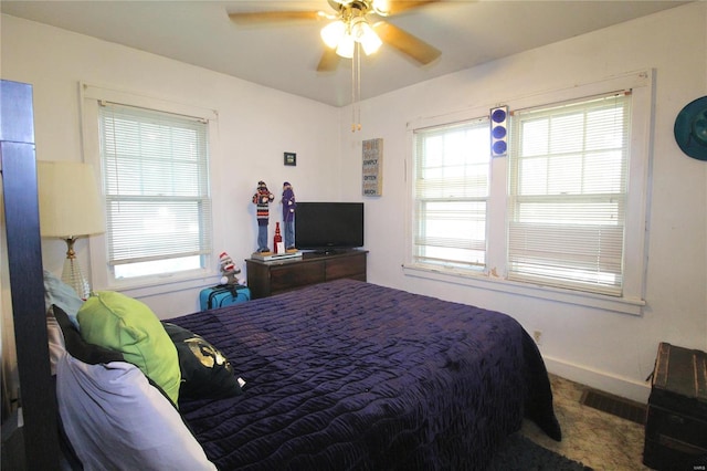 bedroom with ceiling fan