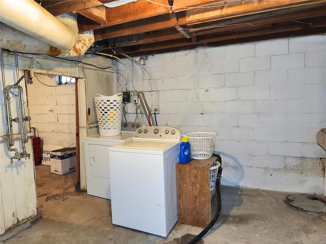 washroom featuring washing machine and clothes dryer