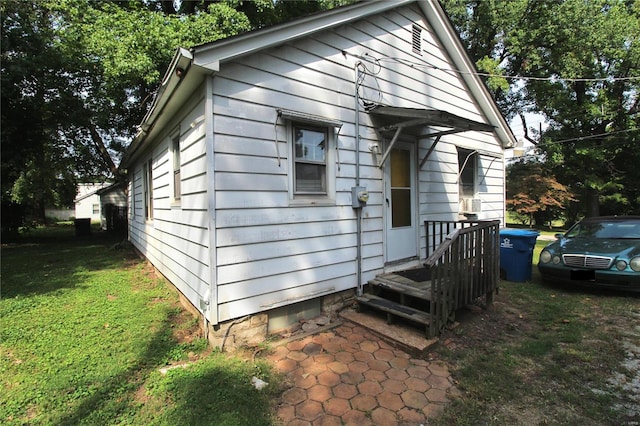 view of front of property featuring a front yard