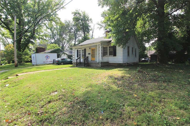 view of front of home featuring a front yard