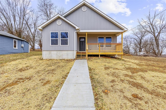 view of front facade with covered porch and a front yard